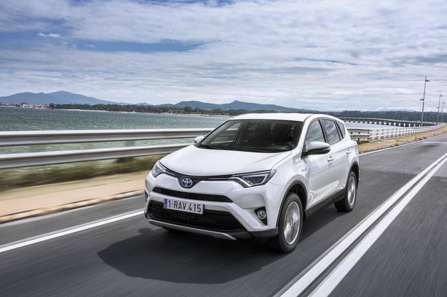 Yeni Toyota RAV4 Hybrid Frankfurt'ta Tanıtıldı 2 RAV4_Hybrid_10_Sept2015__mid