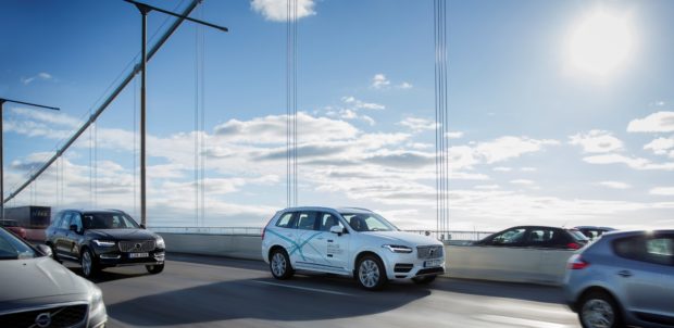 Volvo Cars ve araç paylaşım şirketi Uber, ortak proje kapsamında, geliştirilecek yeni baz otomobillerde, en yeni otonom sürüş teknolojileri yer alacak. Volvo Cars ve araç paylaşım şirketi Uber, ortak proje kapsamında, geliştirilecek yeni baz otomobillerde, en yeni otonom sürüş teknolojileri yer alacak.
