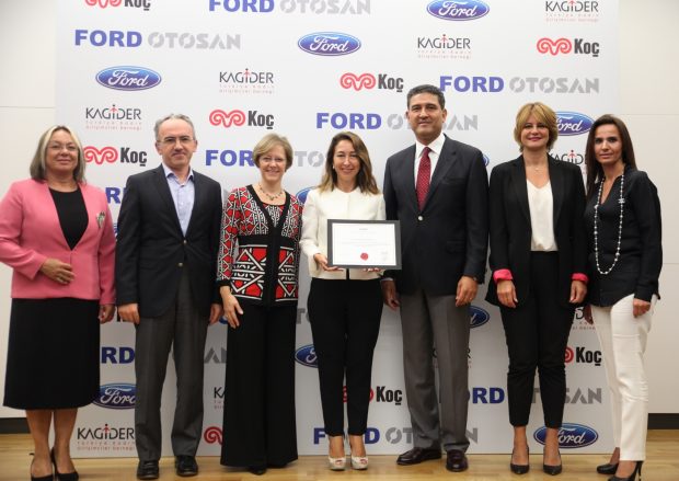 Ford Otosan'a KAGİDER’den Fırsat Eşitliği Modeli Sertifikası 1 Ford Otosan KAGİDER'in Fırsat Eşitliği Modeli (FEM) Sertifikasını Türkiye'de almaya hak kazanan ilk otomotiv şirketi oldu.