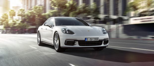 Porsche Panamera'nın Yeni Hibrit Modeli Paris'te Görücüye Çıktı 1 Porsche Paris Motor Show'da 4 çeker sistemli ve 50 km elektrikli sürüş menzilli Panamera 4 E-Hybrid'i tanıttı. Otomobil 100 km'de 2.5 lt yakıt tüketiyor.