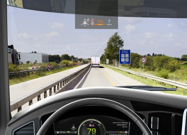 Continental, IAA'da Baş Üstü Gösterge Ekranını Tanıttı 1 Continental, 66. IAA Ticari Araçlar Fuarı'nda, otomatik sürüşte insan-makine diyaloğunu iyileştirmeyi hedefleyen baş üstü gösterge ekranını tanıttı.