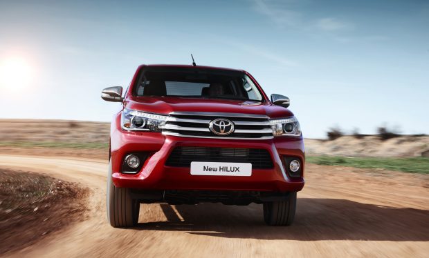 Toyota Hilux'ın Otomatik Vitesli 4x2 Versiyonu da Piyasada 1 Mevcut 4x2 modeline otomatik vites konforunu da ekleyen Hilux, 00 km'de 8,3 lt yakıt tüketimi ve 219 g/km CO2 salım değeri sunuyor.