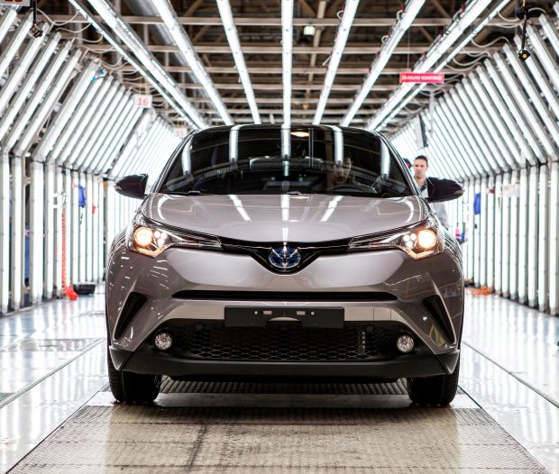 Toyota C-HR Sakarya'daki Fabrika'nın Üretim Bandından İndi 1 Toyota Otomotiv Sanayi Türkiye, 9 Kasım'da Sakarya’da bulunan üretim tesislerinde seri üretimine başlanan Toyota C-HR’ı üretim bandından indirdi.
