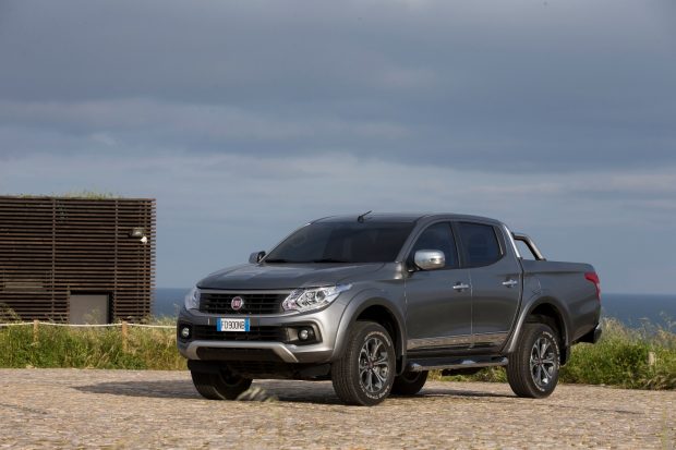 Fiat Fullback'in En Üst Donanımlı Versiyonu Fullrock Satışa Sunuldu 1 Hem 4x4 hem de dizel otomatik kombinasyonlu olarak satışa sunulan Fullrock 104 bin 400 TL’lik kampanyalı anahtar teslim satış fiyatına sahip.