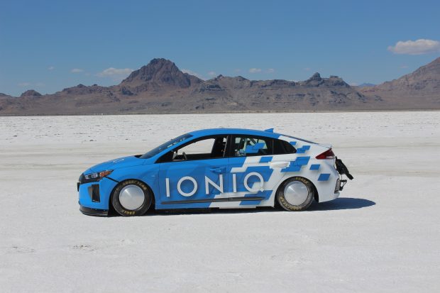 Hyundai'nin Hibrid Modeli Ioniq FIA Onaylı Dünya Hız Rekoru Elde Etti 1 Hyundai'nin hibrid ve Plug-in hibrid modeli Ioniq'in modifiye edilmiş özel prototipi tuzla kaplı Bonneville’de maksimum 254 km/s hıza ulaştı.