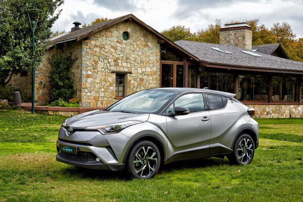 Türkiye'de Üretilen Toyota C-HR'ın Satış Fiyatı Açıklandı 1 Toyota C-HR'ın 1.2 lt turbo benzinli motor versiyonu 83 bin 850 TL'den, 1.8 litre VVT-i hibrit motorlu versiyonu 98 bin TL'den başlayan fiyatlarla satışta.
