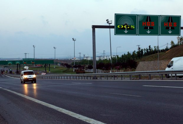 Boğaz Köprüleri Yüzde 48 Otoyollar Yüzde 15 Zamlandı 1 KGM'nin açıklamasına göre 3 Ocak'tan itibaren otoyollar yüzde 15, Boğaz köprüleri de yüzde 48 zamlandı. Osmangazi Köprüsü geçişi ise yüzde 26 indirildi.