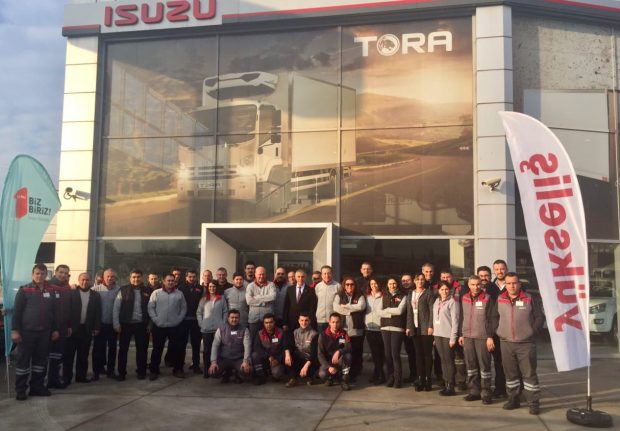 Anadaolu Isuzu Sahada Projesi'nin 2017'deki İlk Etkinliği Manisa'da Yapıldı 1 Anadolu Isuzu’nun, Satış Sonrası Hizmetler, Ar-Ge, Kalite Kontrol, Üretim bölümü yetkilileri ile gerçekleştirdiği “Isuzu Sahada” projesinin 2017'deki ilk durağı Manisa Yükseliş bayii oldu.