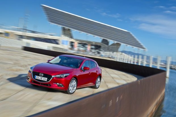 2017 Mazda3 Türkiye'de Satışa Sunuldu 1 Hatchback ve Sedan, 1 benzinli ve 1 dizel motor, manuel ve otomatik şanzıman ile 3 üç farklı donanımla Mazda3, 73 bin 263 TL 'den başlayan fiyatla satışta.