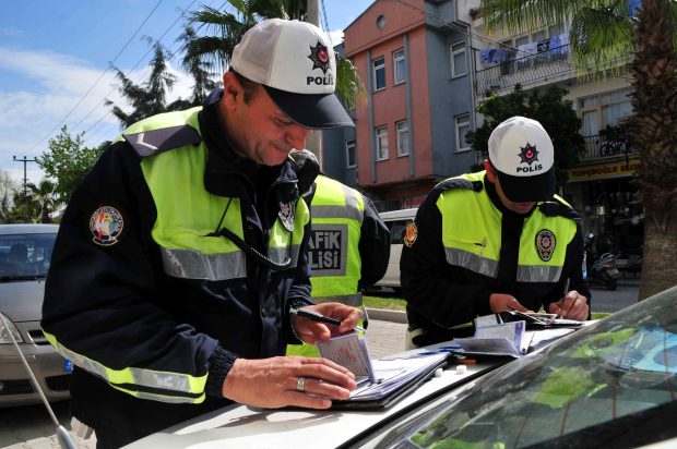 2017'de Uygulanacak Trafik Cezası Tutarları Ne Kadar Oldu? 1 Trafik güvenliğini tehlikeye düşüren ve kural ihlali yapan sürücülere yönelik yeni ceza tutarları uygulanmaya başlandı. Trafik cezaları yüzde 3.83 zamlandı.
