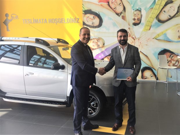 Dacia'nın Türkiye'deki 300 bininci Satışı Duster EDC Oldu 1 300bin Dacia teslim