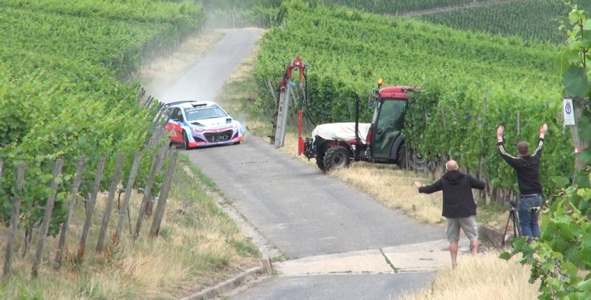 Traktor Ralli Otomobilini Biçiyordu! – WRC car and tractor almost crash