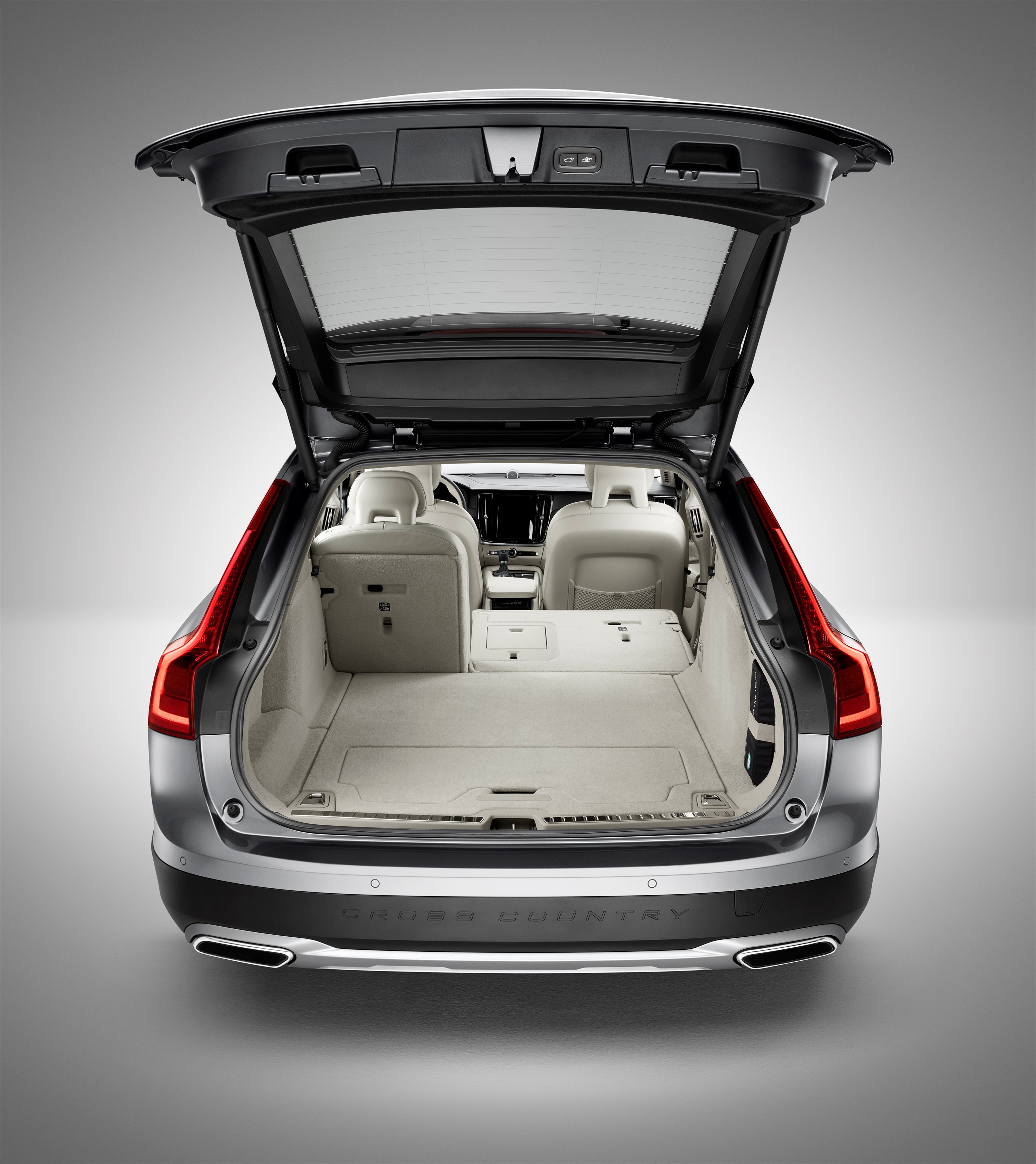 New Volvo V90 Cross Country 26