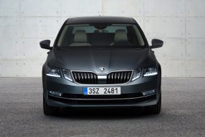 The lines of the new ŠKODA OCTAVIA have been further streamlined, especially at the front. The two adjacent headlights form the dual face with a crystalline look. On request, they shine in full-LED technology. The brand logo has gained even more presence, the front is more powerful, wider, and has more character.