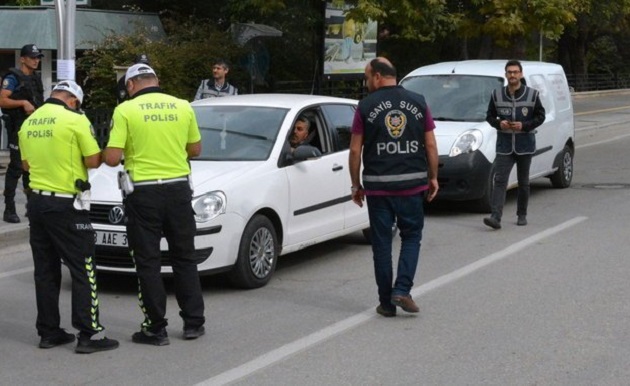 Türkiye Genelinde Araç İçinde Sigara İçen Sürücülere Ceza Verildi