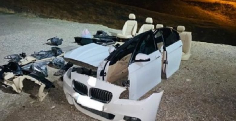 Hacizli Otomobilini Parçalara Ayırıp Boş Araziye Bıraktı Hacizli Otomobilini Parçalara Ayırıp Boş Araziye Bıraktı