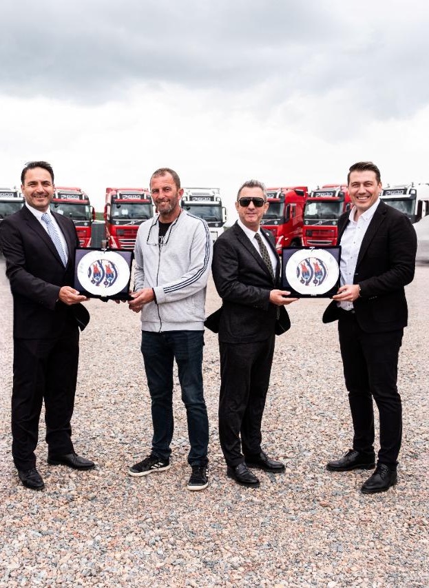 Volvo Trucks ZTT Nakliyat’a 22 Adet Çekici Teslim Etti Volvo Trucks ZTT Nakliyat’a 22 Adet Çekici Teslim Etti