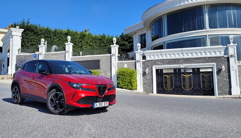 Alfa Romeo Junior Elettrica Speciale 2025 Sürüş İzlenimi