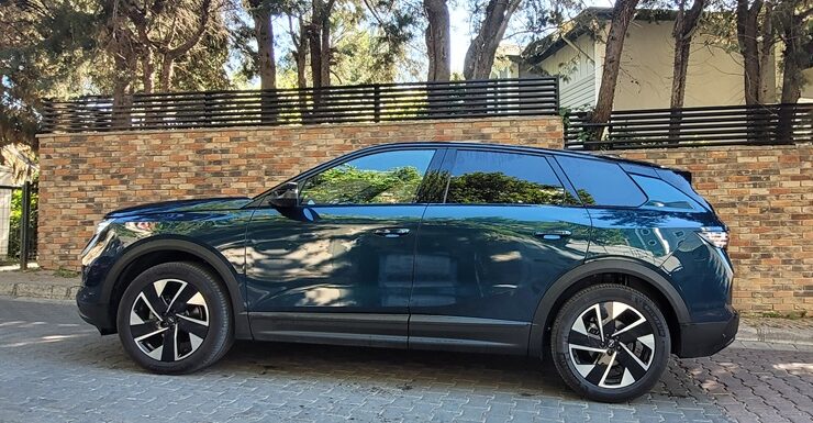 Opel Grandland 1.2 Hibrit GS Sürüş İzlenimi 2 Opel Grandland 1.2 Hibrit yan