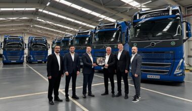 Volvo Trucks Özmer Lojistik’e 30 Adetlik Teslimat Yaptı Volvo Trucks Özmer Lojistik’e 30 Adetlik Teslimat Yaptı