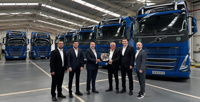 Volvo Trucks Özmer Lojistik’e 30 Adetlik Teslimat Yaptı Volvo Trucks Özmer Lojistik’e 30 Adetlik Teslimat Yaptı